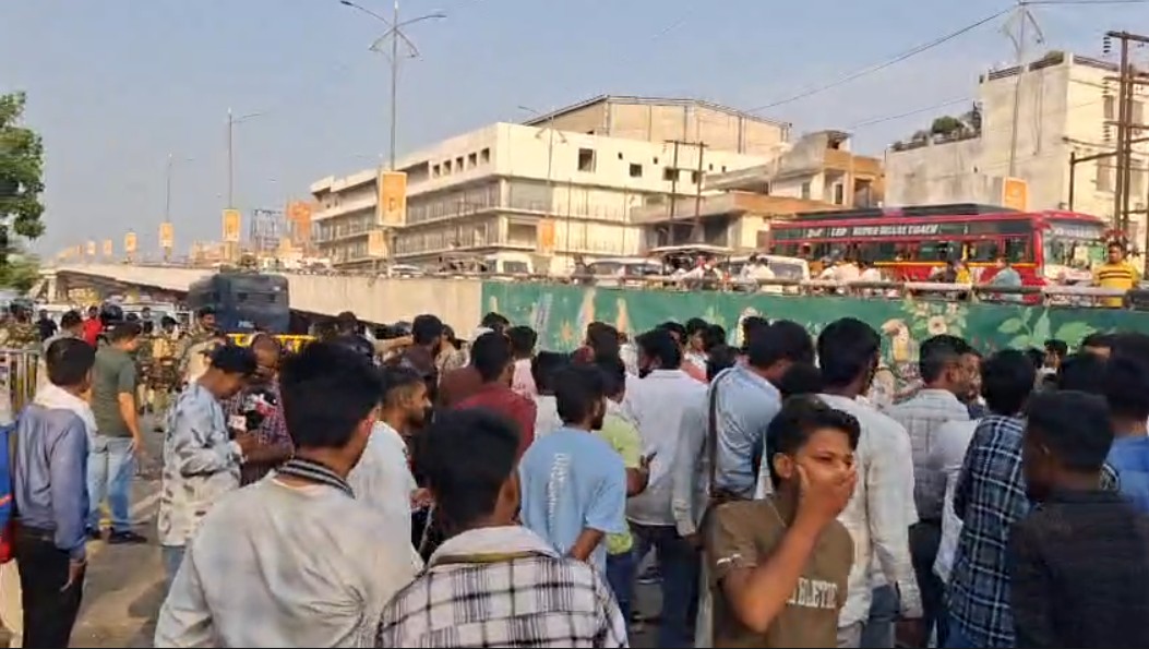 Uproar over NEET paper leak in Rewa