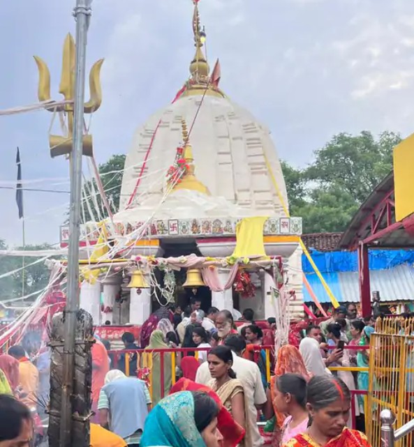A massive crowd thronged Devtalab on the auspicious convergence of Pradosh Vrat and Purushottam Maas.