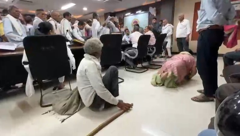 Huge crowd of complainants in Rewa Collectorate