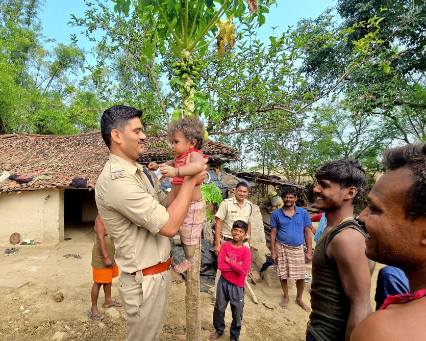 An innocent child fell into a 10-foot deep narrow pit in Rewa.