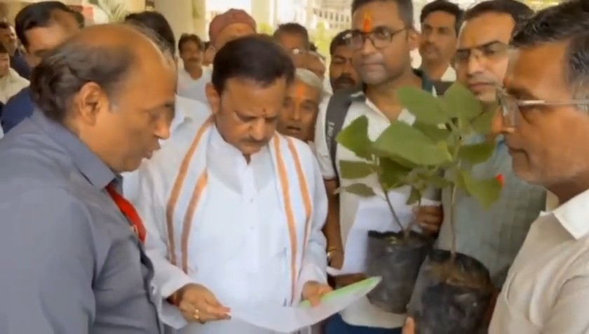 Medical lab technicians in Rewa submitted a memorandum of demands to the Deputy Chief Minister.