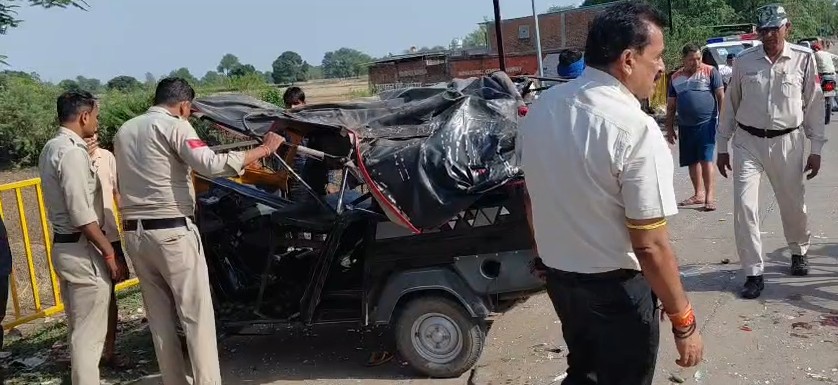 Bus rams into auto-rickshaw in Rewa.