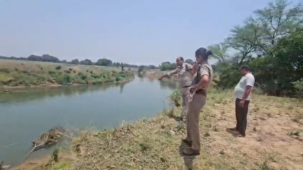 Youth jumps into Beehar River in Rewa to save drowning friend.