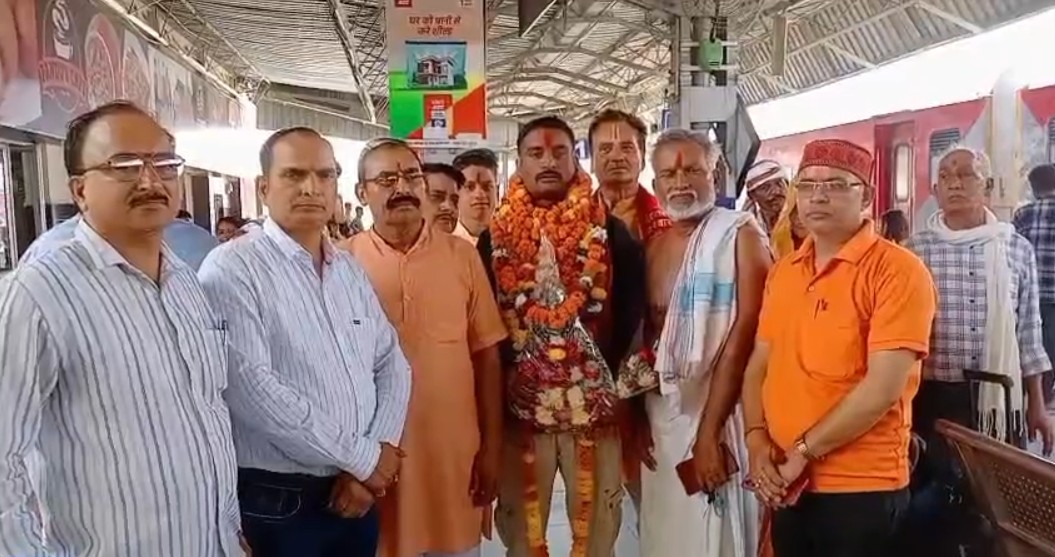Shaurya Chakra awardee Sanjay Tiwari accorded a historic welcome in Rewa.