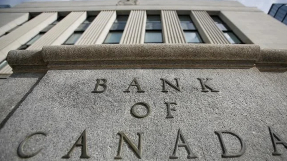 Bank of Canada holds interest rate at 2.25%; focus on inflation and global risks.