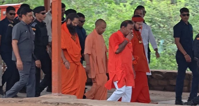 CM Yogi performed the parikrama of Kamadgiri on foot in Chitrakoot