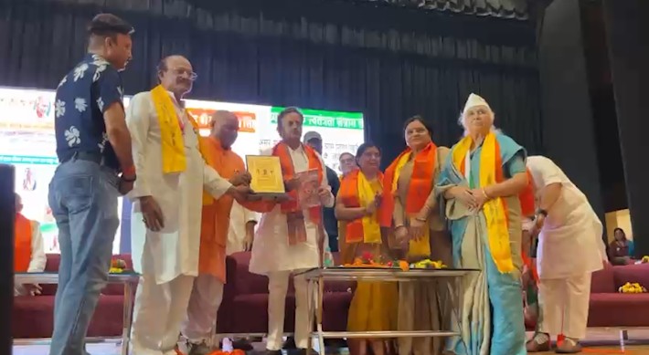 Families of freedom fighters from Madhya Pradesh gathered in Rewa and submitted a memorandum of demands to the Deputy CM