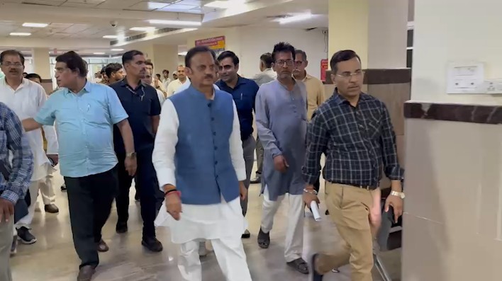 Deputy CM arrives at Rewa Super Speciality Hospital.