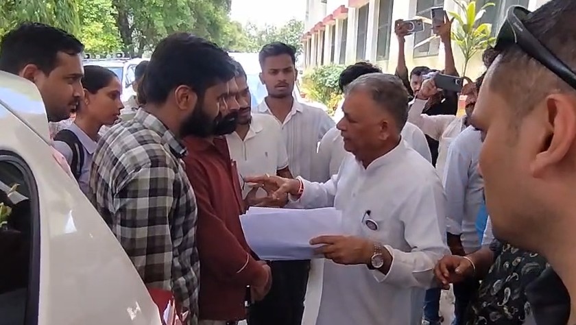NSUI gheraoed the Higher Education Minister in Rewa.