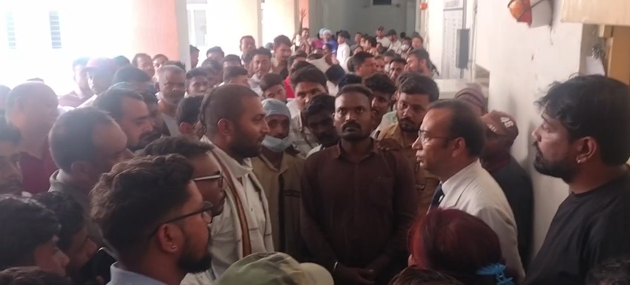 Outsourced employees' anger erupts at SGMH Rewa.