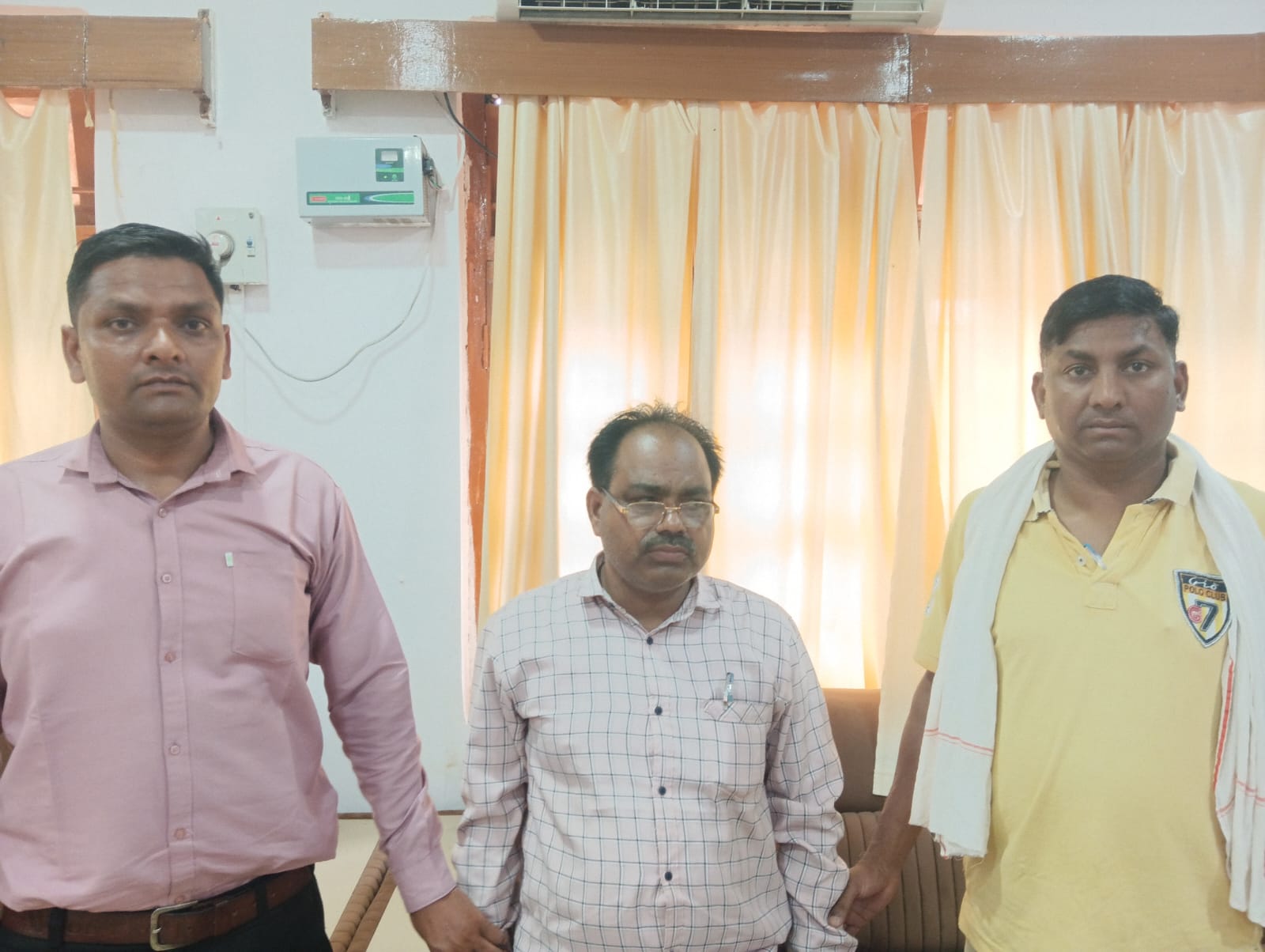 The Rewa Lokayukta police arrested the District Prosecution Officer of Sidhi while he was accepting a bribe.