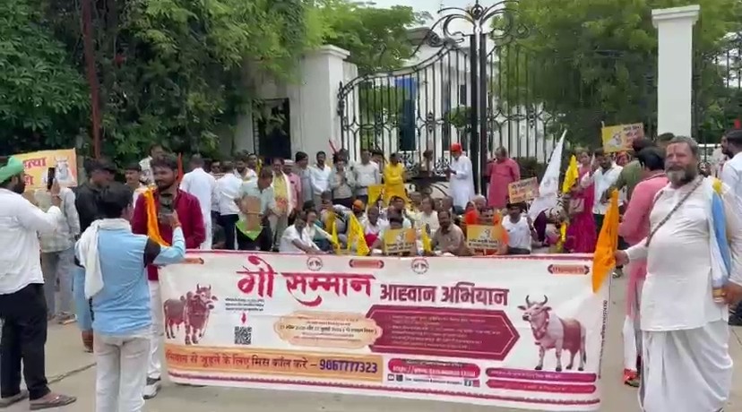Fierce protest by cow protectors at Rewa Collectorate