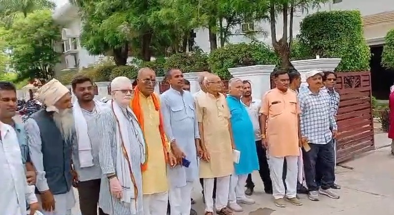Farmers in Gudh have launched a protest over the disregard for rules in the compensation award in Rewa.
