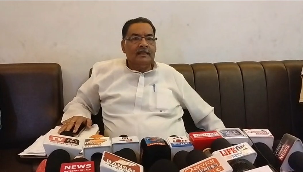 Former MLA Laxman Tiwari launches a scathing attack on the Congress in Rewa.