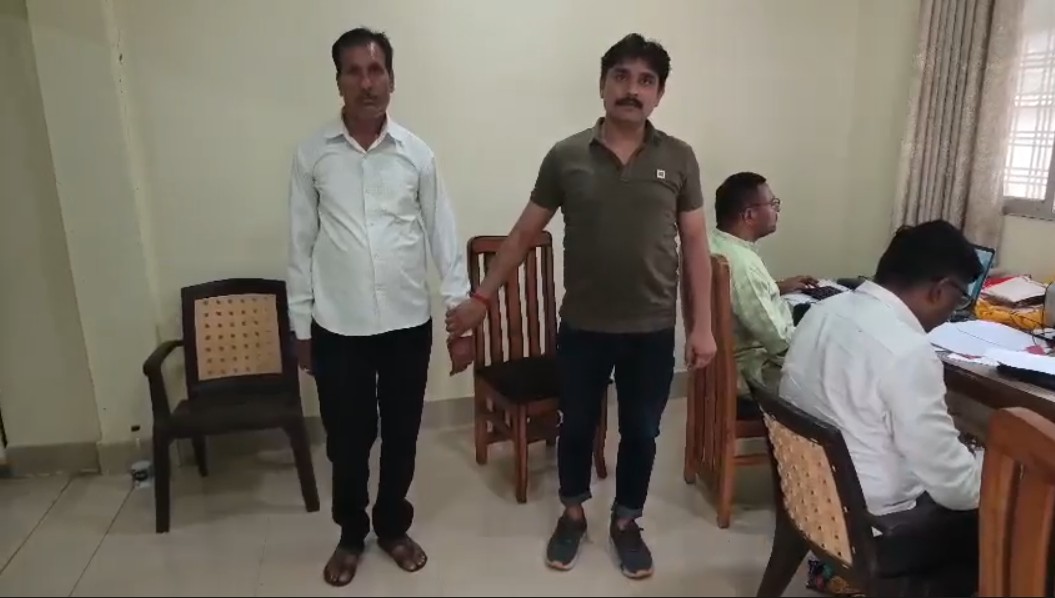 Forest guard arrested red-handed while accepting a bribe in Singrauli.