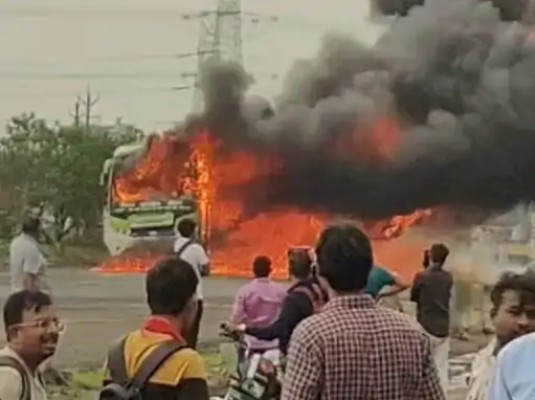 Massive fire breaks out in a bus traveling from Rewa to Indore.