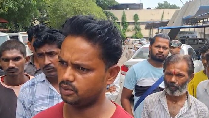 Father hangs himself to save son's life in Rewa.