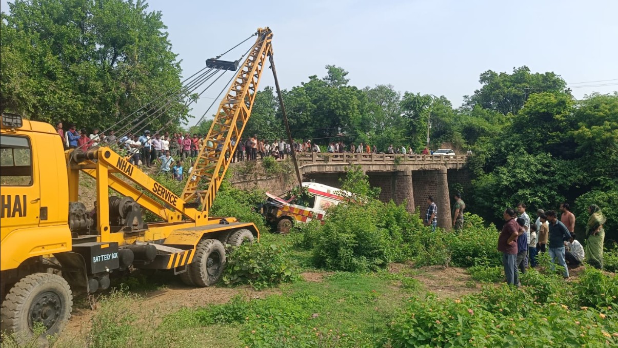 Ambulance falls into river in Satna
