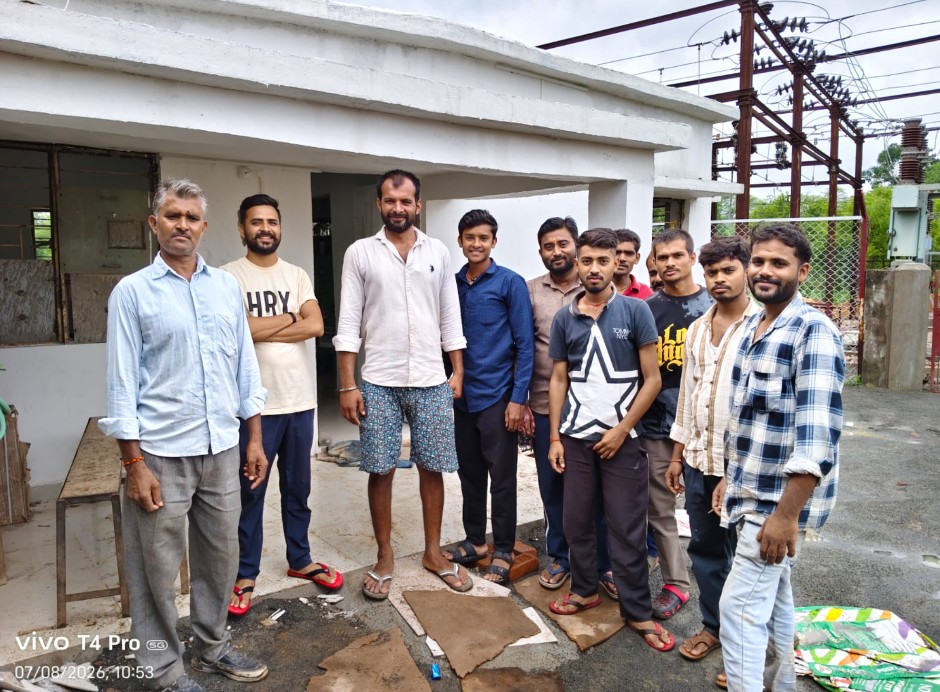 Villagers in Satna are risking their lives due to power outages.