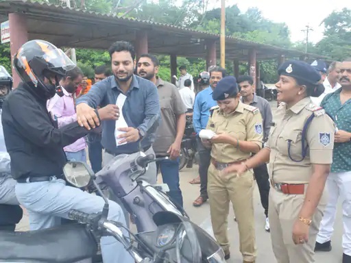 Major crackdown by traffic police at Satna Collectorate.