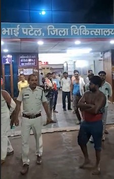 Patient dies on stretcher while waiting for an ICU bed at Satna District Hospital.