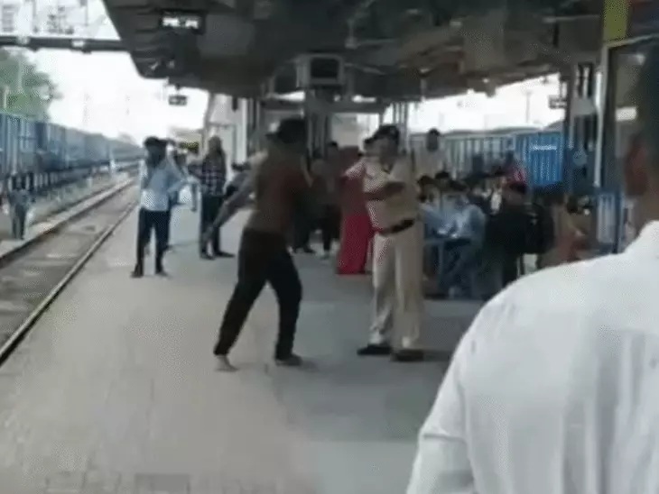 Drunk man beats RPF Head Constable with a stick at Satna station.