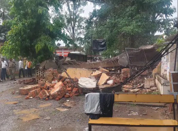 Dilapidated wall of court complex collapses in Sidhi.