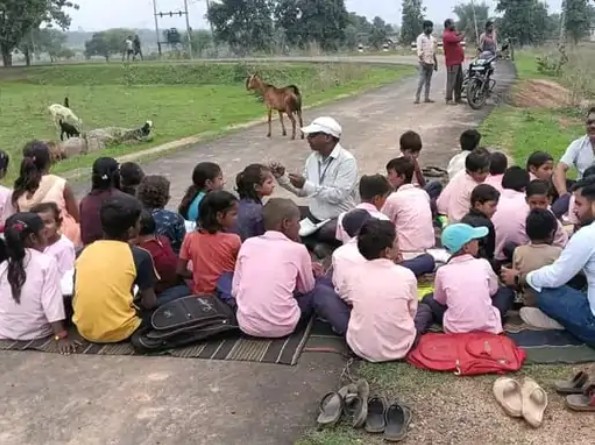 Notices issued to two teachers from Sidhi who were conducting classes on the road.