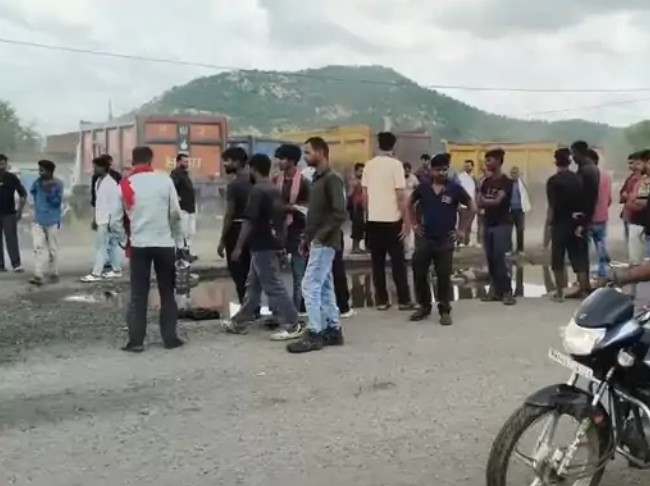 Body of trailer driver found in a pit in Singrauli