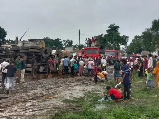 Diesel tanker overturns after going out of control in Singrauli.