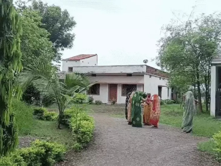 Thieves broke into a retired teacher's empty house in Rewa.
