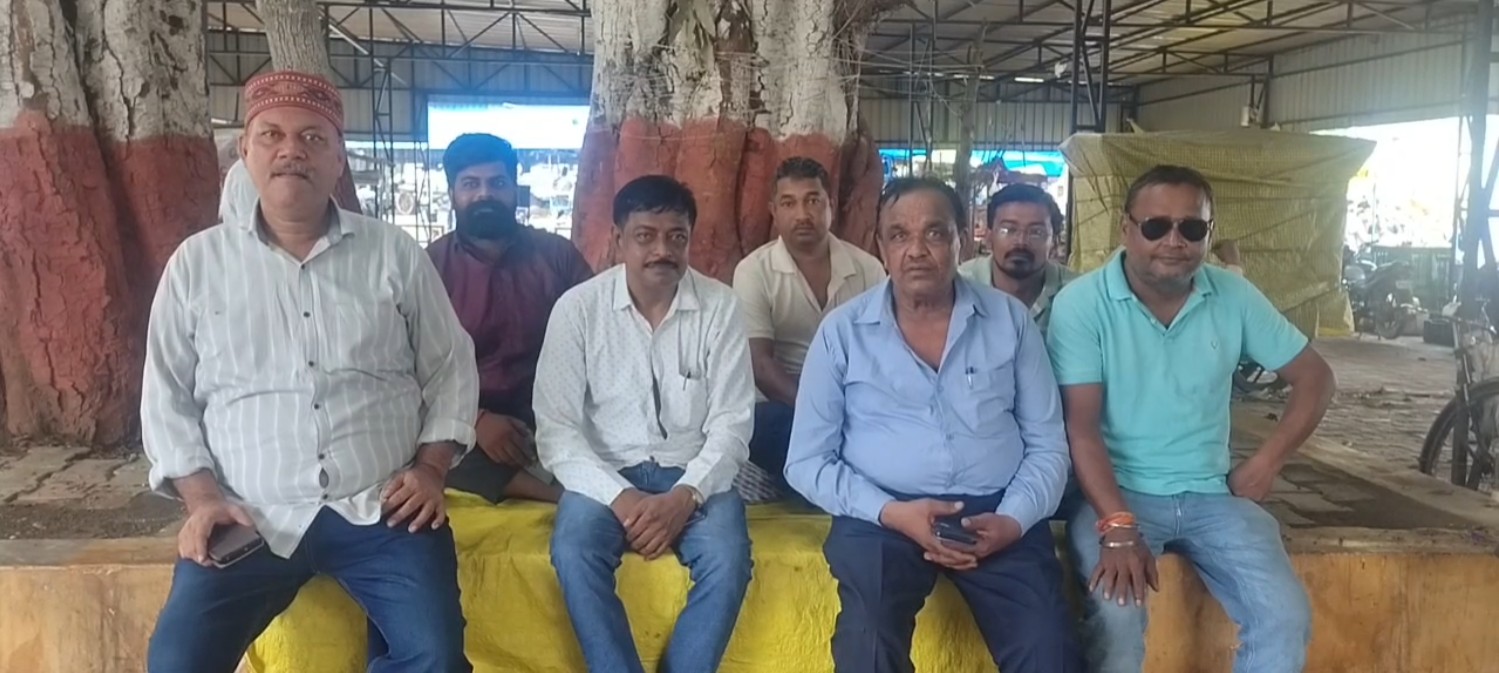 Suspended sub-engineer in Rewa sits on a sit-in protest after begging.