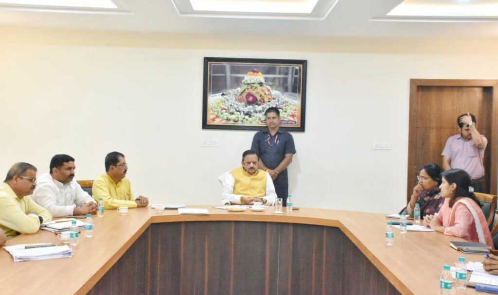 Deputy CM Rajendra Shukla reviewed the cow sanctuaries in Rewa.