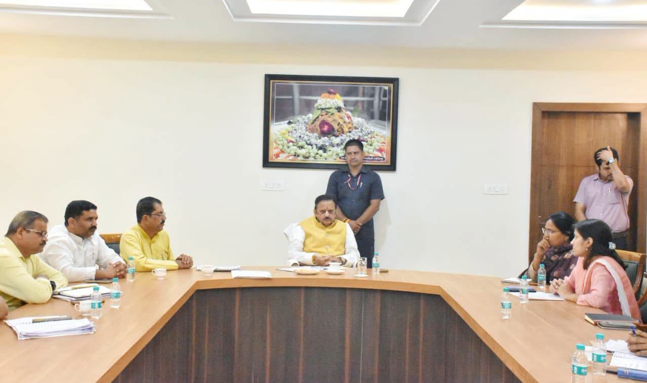 Deputy CM Rajendra Shukla reviewed the cow sanctuaries in Rewa.
