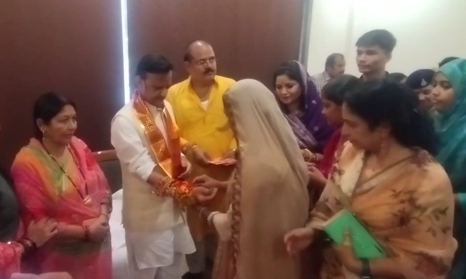 Crowd of sisters gathers at Deputy CM's residence in Rewa.