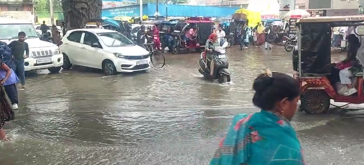 Rain plays spoilsport on Raksha Bandhan in Rewa.