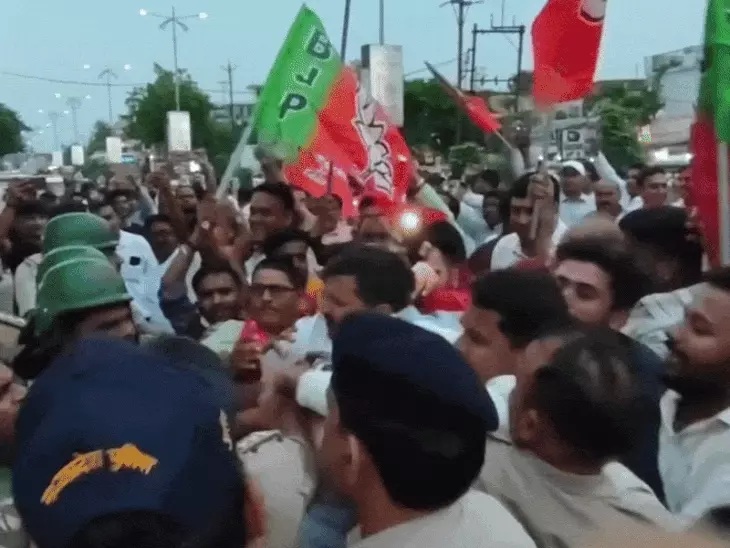The BJP staged a protest in front of the Congress office against the insult to the national song.