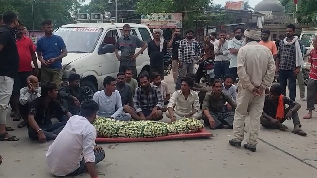 Trader dies after dilapidated balcony projection collapses in Rewa.