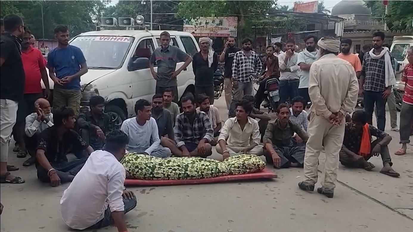 Trader dies after dilapidated balcony projection collapses in Rewa.