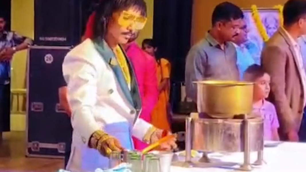 Veterans of Bollywood and art graced the occasion of 'Shaan-e-Vindhya Samman Samaroh' in Rewa.
