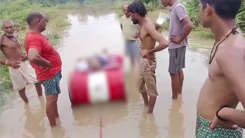 Villagers in Rewa's Rauli village forced to carry a body using drums.