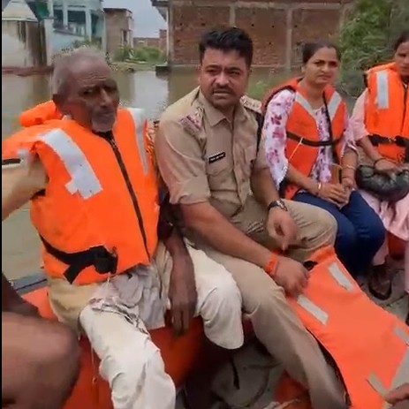 SDRF rescues 9 patients amidst severe waterlogging in Rewa.