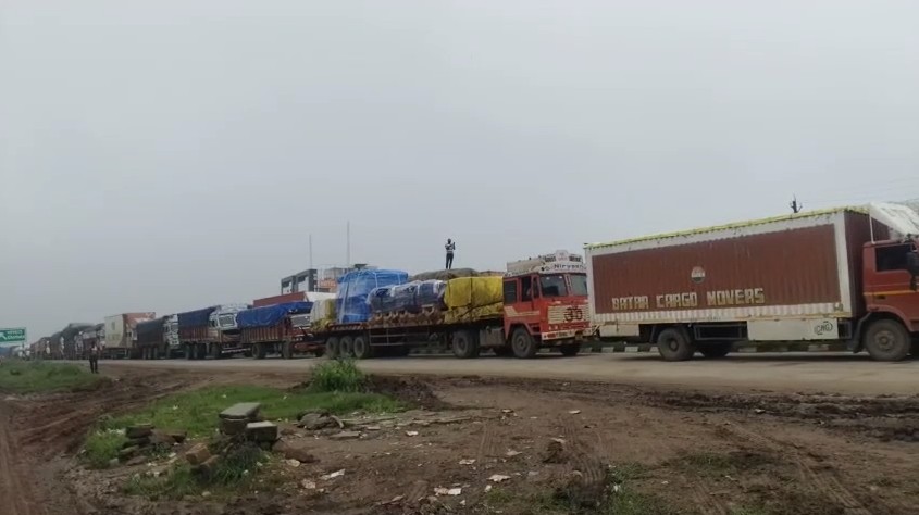 Massive traffic jam on the Chaurhata bypass in Rewa.