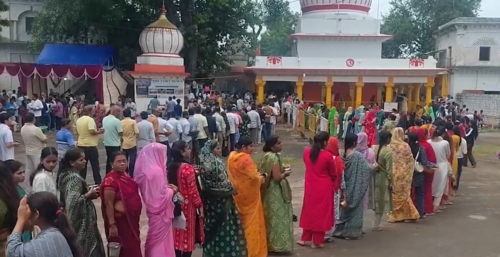 Massive crowds thronged Shiva temples in Rewa on the first Monday of Sawan.