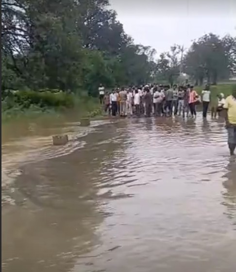 A maternal uncle and his two nephews drowned in a river while on their way to a birthday party in Maihar.