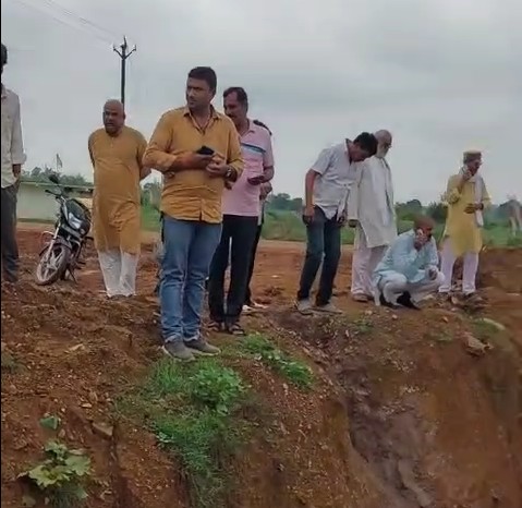 Farmers' anger erupts over irregularities in canal construction in Rewa.