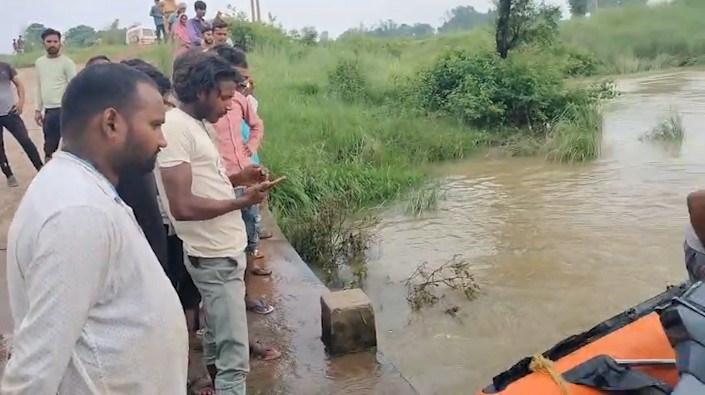 Two children who went to bathe in a river in Rewa were swept away by the strong current.
