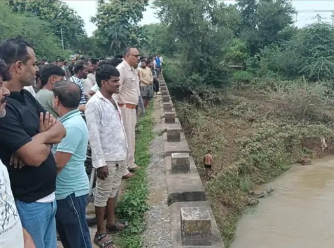 Two innocent children who went to take bath in the Semravaal river of Satna were swept away in the strong current of water