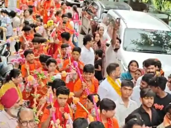 A grand procession featuring 200 Kanwariyas and thousands of devotees was taken out in Satna.