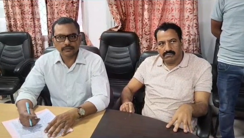 The Rewa Lokayukta arrested a District Cooperative Bank manager in Satna while accepting a bribe.